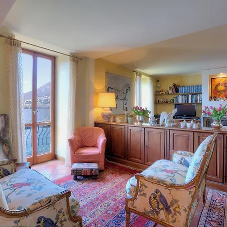 Of 360 Square Meters In Prestigious Pied Dans L'eau Como