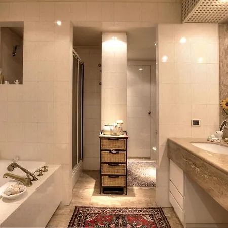 Apartment Of 360 Square Meters In Prestigious Pied Dans L'eau *