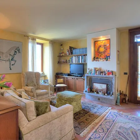 Apartment Of 360 Square Meters In Prestigious Pied Dans L'eau *
