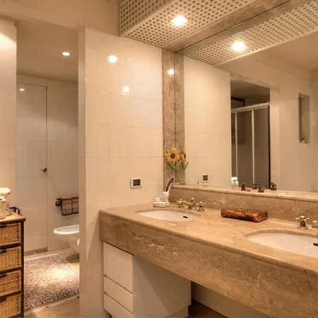 Of 360 Square Meters In Prestigious Pied Dans L'eau * Como