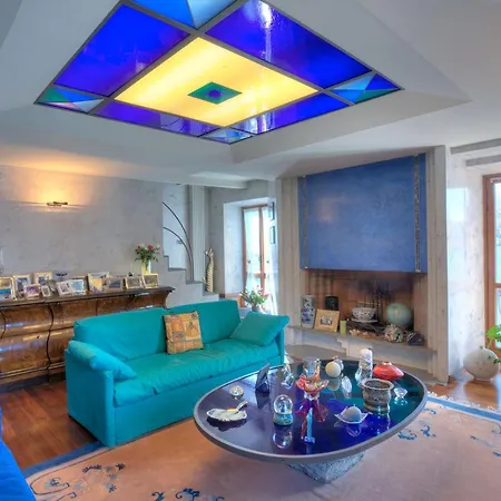 Of 360 Square Meters In Prestigious Pied Dans L'eau Como